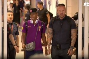 人气爆棚！巴萨抵达韩国首尔，亚马尔出机场引爆球迷热情