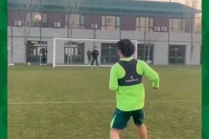 训练结束后,球员们自发组织了射门比赛,现场是一片欢乐的海洋